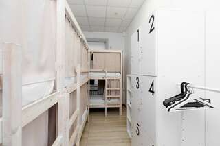 Гостиница Centeral Москва Верхнее место в 6-местном общем номере/Upper Bed in 6-Bed Dorm Room-1