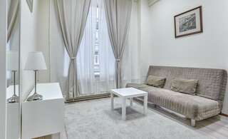 Гостиница Centeral Москва Семейный номер с большой двуспальной кроватью/Family room with king-size bed-1